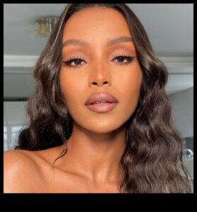 قوة المحايدين: الحصول على مظهر ناعم وطبيعي باستخدام أحمر الشفاه