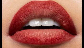 ملامح مثيرة: الحصول على مظهر منحوت بشكل طبيعي باستخدام قلم تحديد الشفاه