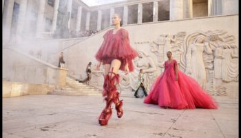 انصهار الموضة: الهدايا العصرية التي تمزج بين الأسلوب والمضمون