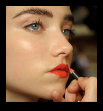 قلم تحديد الشفاه لجميع الأعمار: تعديل روتين مكياجك مع تقدمك في السن