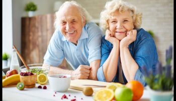 أسرار الملعقة الفضية: تغذية الشيخوخة من أجل شيخوخة نابضة بالحياة