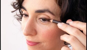 تعزيز العين دون عناء: رفع مستوى نظرك باستخدام تقنيات الماكياج الطبيعية
