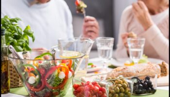 تغذية طول العمر: مغامرات الطهي في تغذية الشيخوخة