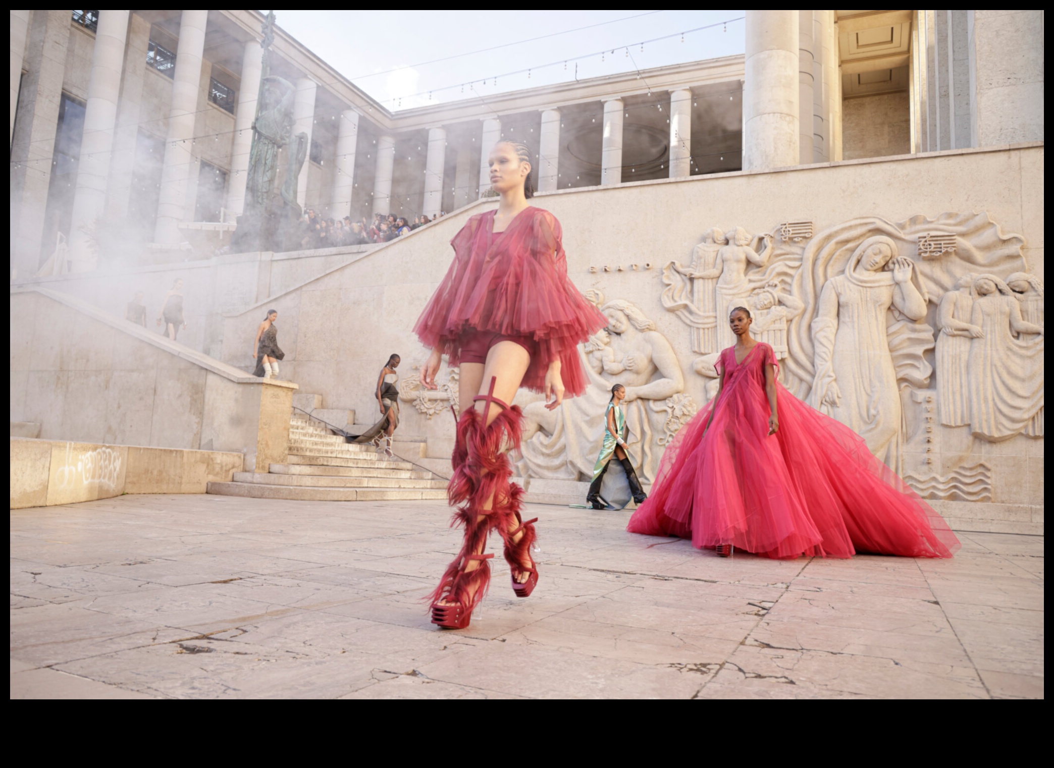 انصهار الموضة: الهدايا العصرية التي تمزج بين الأسلوب والمضمون